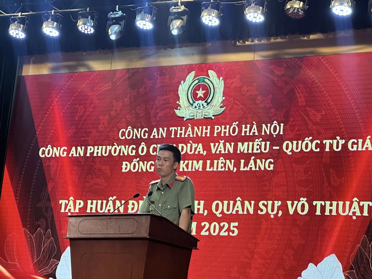 CÔNG AN 5 PHƯỜNG: Ô CHỢ DỪA, VĂN MIẾU QUỐC TỬ GIÁM, ĐỐNG ĐA, KIM LIÊN, LÁNG
KHAI MẠC LỚP TẬP HUẤN ĐIỀU LỆNH, QUÂN SỰ, VÕ THUẬT CAND NĂM 2025- Ảnh 1.