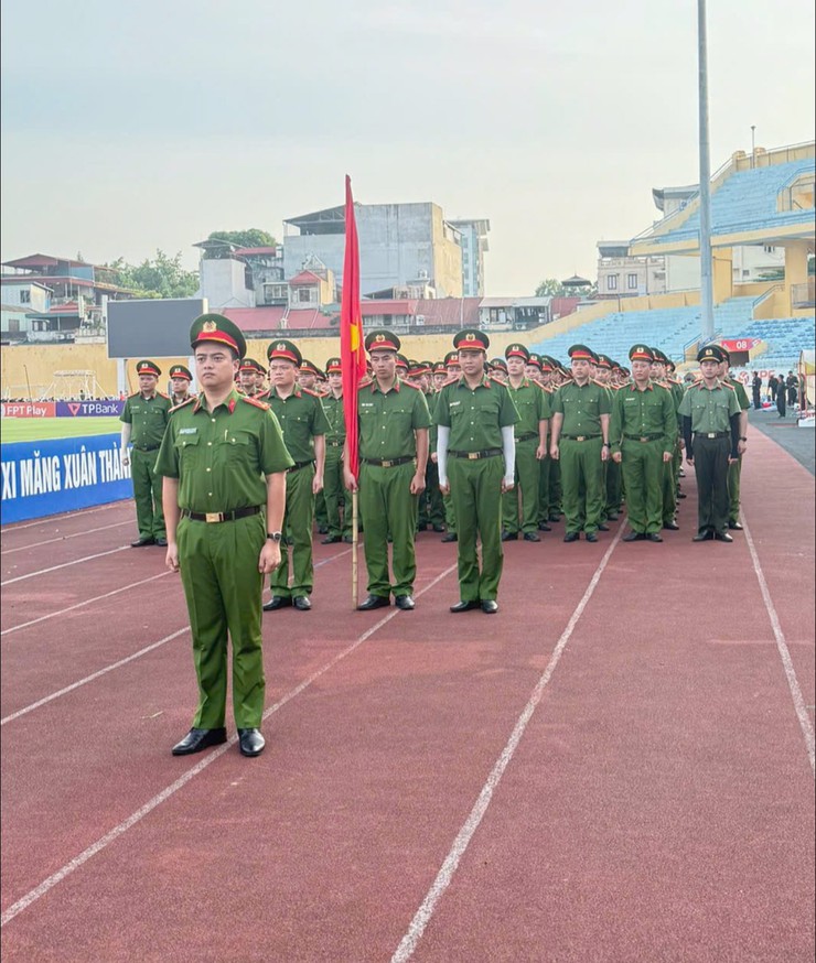 CÔNG AN 5 PHƯỜNG: Ô CHỢ DỪA, VĂN MIẾU QUỐC TỬ GIÁM, ĐỐNG ĐA, KIM LIÊN, LÁNG
KHAI MẠC LỚP TẬP HUẤN ĐIỀU LỆNH, QUÂN SỰ, VÕ THUẬT CAND NĂM 2025- Ảnh 3.