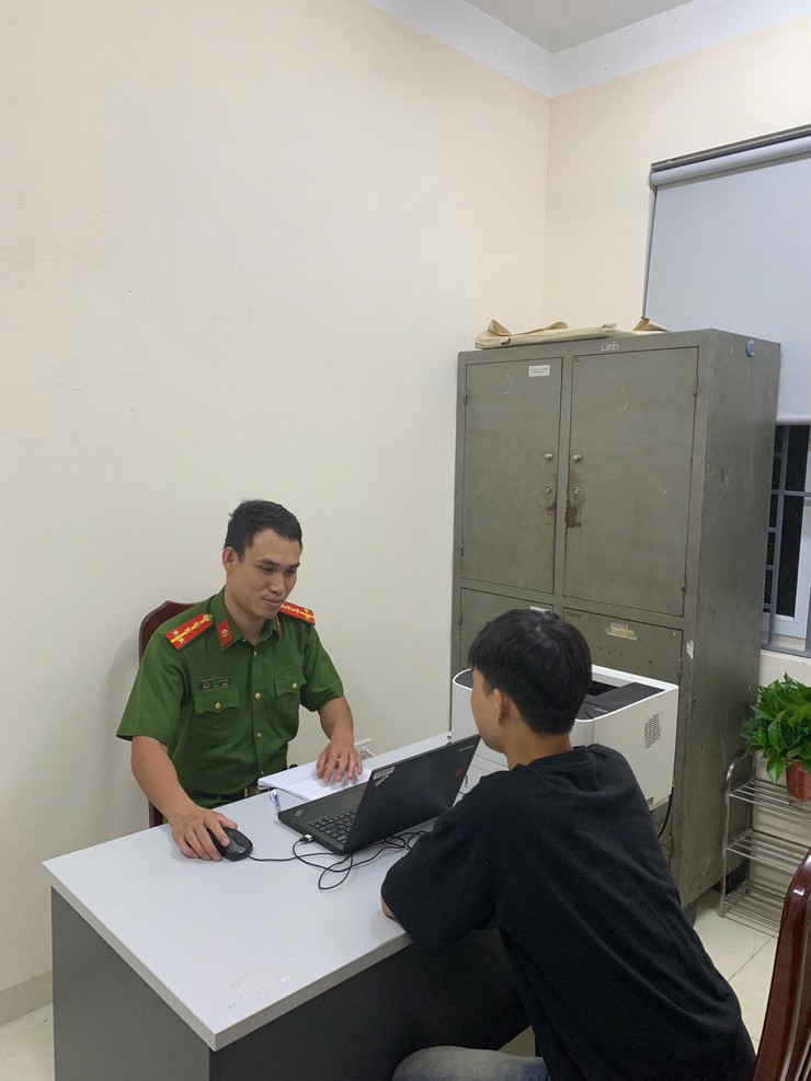 Công an phường Phú Lương kịp thời phát hiện, bảo vệ an toàn cho nam sinh trước thủ đoạn “bắt cóc Online”- Ảnh 1.