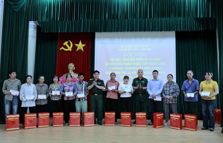 GẶP MẶT, TẶNG QUÀ KỶ NIỆM 80 NĂM CÁCH MẠNG THÁNG TÁM VÀ QUỐC KHÁNH NƯỚC CỘNG HÒA XÃ HỘI CHỦ NGHĨA VIỆT NAM- Ảnh 4.