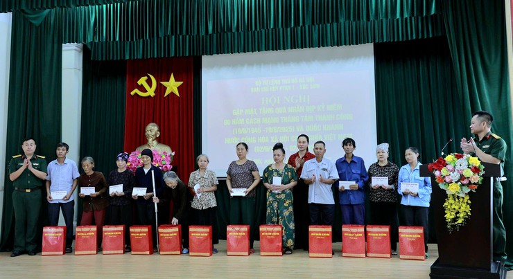 GẶP MẶT, TẶNG QUÀ KỶ NIỆM 80 NĂM CÁCH MẠNG THÁNG TÁM VÀ QUỐC KHÁNH NƯỚC CỘNG HÒA XÃ HỘI CHỦ NGHĨA VIỆT NAM- Ảnh 6.