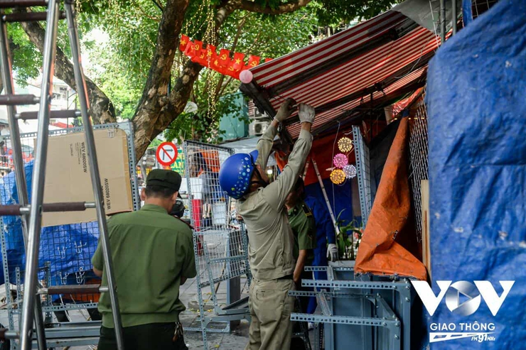 Phường Hoàn Kiếm (Hà Nội) quyết tâm lập lại trật tự đô thị, duy trì nếp sống văn minh- Ảnh 2.