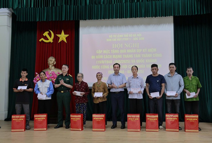 GẶP MẶT, TẶNG QUÀ KỶ NIỆM 80 NĂM CÁCH MẠNG THÁNG TÁM VÀ QUỐC KHÁNH NƯỚC CỘNG HÒA XÃ HỘI CHỦ NGHĨA VIỆT NAM- Ảnh 3.