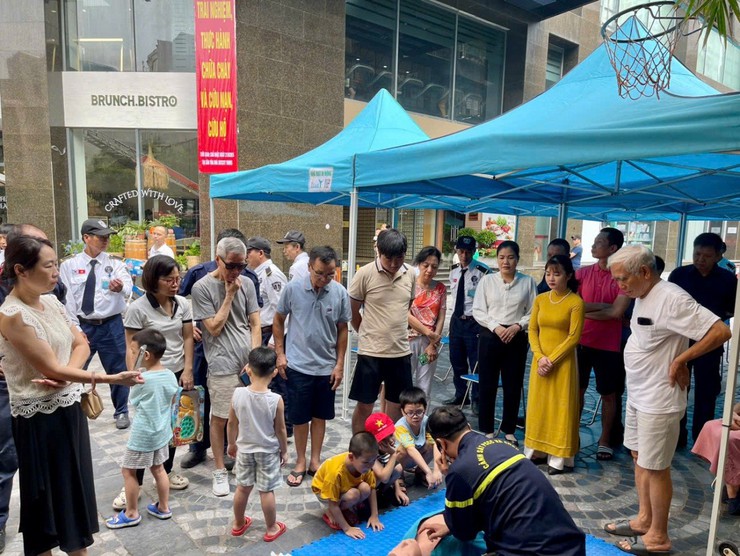 PHƯỜNG LÁNG: TUYÊN TRUYỀN, TRẢI NGHIỆM, THỰC HÀNH CHỮA CHÁY VÀ CỨU NẠN, CỨU HỘ- Ảnh 2.