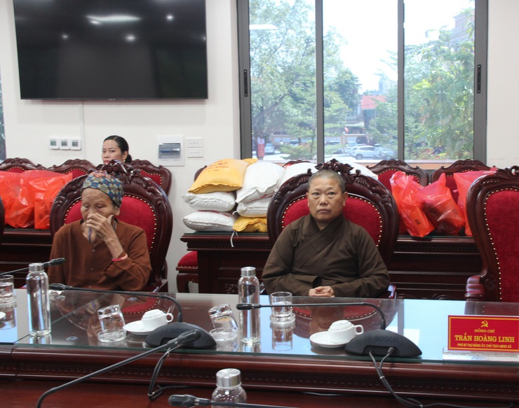 MTTQ xã Thạch Thất trao quà cho hộ gia đình có hoàn cảnh khó khăn- Ảnh 6.