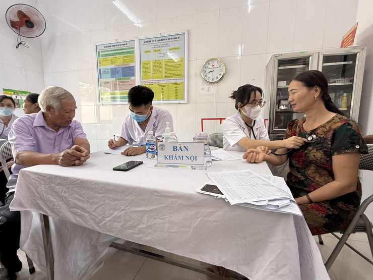 Người dân vui mừng được khám sức khỏe định kỳ hàng năm- Ảnh 1.