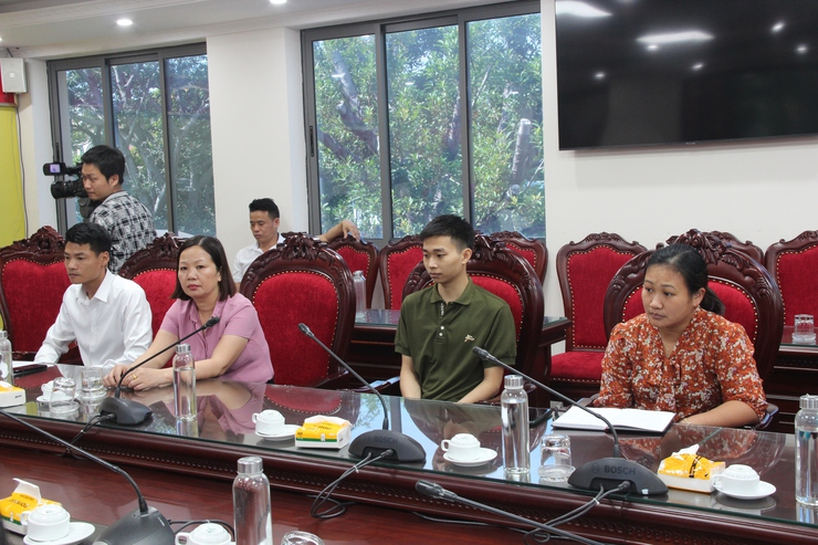 MTTQ xã Thạch Thất trao quà cho hộ gia đình có hoàn cảnh khó khăn- Ảnh 7.