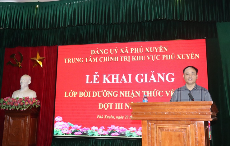 Trung tâm chính trị khu vực Phú Xuyên bồi dưỡng nhận thức về Đảng cho trên 70 quần chúng ưu tú- Ảnh 1.