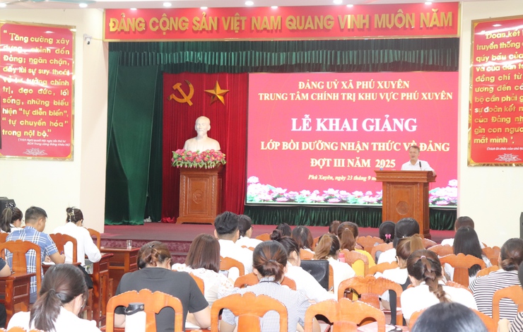 Trung tâm chính trị khu vực Phú Xuyên bồi dưỡng nhận thức về Đảng cho trên 70 quần chúng ưu tú- Ảnh 3.