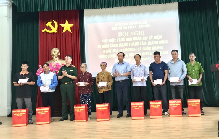 Ban chỉ huy phòng thủ Khu vực 1 - Sóc Sơn tổ chức hội nghị gặp mặt, tặng quà các gia đình có hoàn cảnh khó khăn nhân dịp 2/9- Ảnh 3.