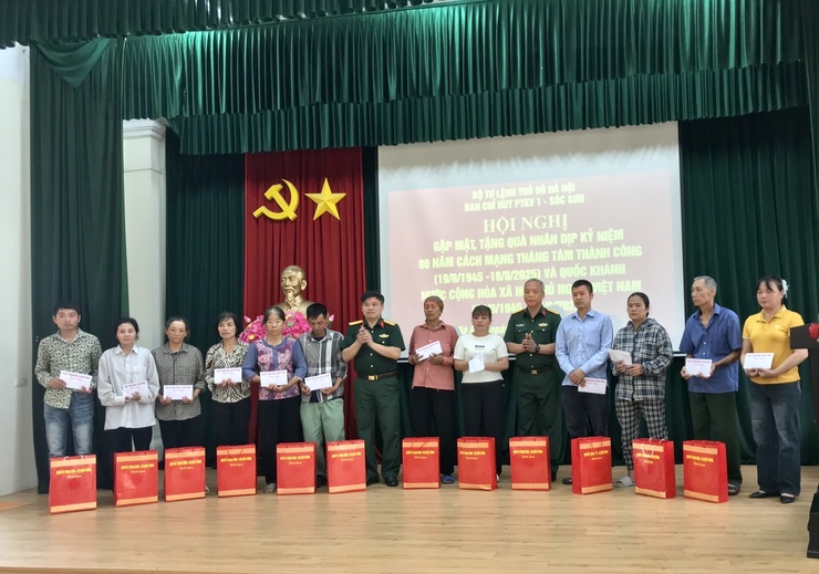 Ban chỉ huy phòng thủ Khu vực 1 - Sóc Sơn tổ chức hội nghị gặp mặt, tặng quà các gia đình có hoàn cảnh khó khăn nhân dịp 2/9- Ảnh 4.