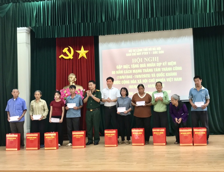 Ban chỉ huy phòng thủ Khu vực 1 - Sóc Sơn tổ chức hội nghị gặp mặt, tặng quà các gia đình có hoàn cảnh khó khăn nhân dịp 2/9- Ảnh 5.