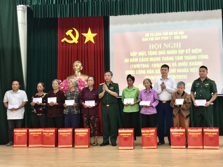 Ban chỉ huy phòng thủ Khu vực 1 - Sóc Sơn tổ chức hội nghị gặp mặt, tặng quà các gia đình có hoàn cảnh khó khăn nhân dịp 2/9- Ảnh 6.