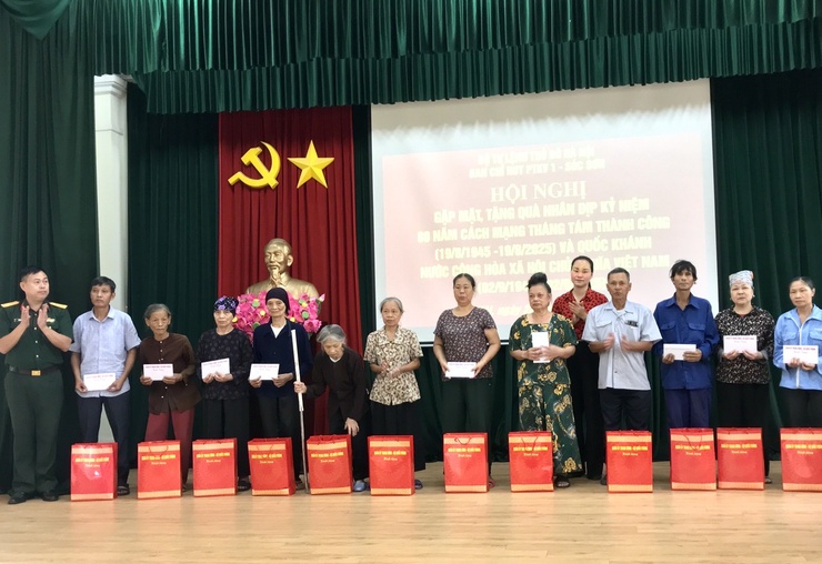 Ban chỉ huy phòng thủ Khu vực 1 - Sóc Sơn tổ chức hội nghị gặp mặt, tặng quà các gia đình có hoàn cảnh khó khăn nhân dịp 2/9- Ảnh 7.