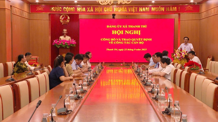XÃ THANH TRÌ: TRAO QUYẾT ĐỊNH ĐIỀU ĐỘNG, TIẾP NHẬN VÀ BỔ NHIỆM CÁN BỘ QUẢN LÝ- Ảnh 1.