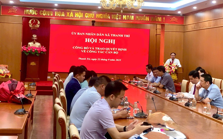 XÃ THANH TRÌ: TRAO QUYẾT ĐỊNH ĐIỀU ĐỘNG, TIẾP NHẬN VÀ BỔ NHIỆM CÁN BỘ QUẢN LÝ- Ảnh 2.