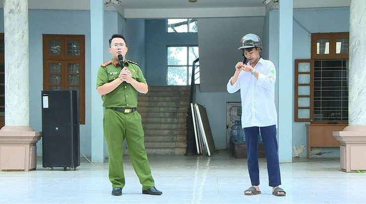 Công an xã Phúc Thọ tuyên truyền pháp luật về trật tự, an toàn giao thông cho các em học sinh- Ảnh 2.
