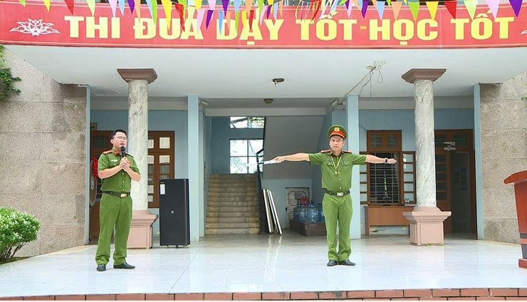 Công an xã Phúc Thọ tuyên truyền pháp luật về trật tự, an toàn giao thông cho các em học sinh- Ảnh 3.
