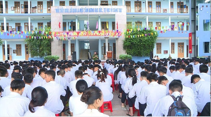 Công an xã Phúc Thọ tuyên truyền pháp luật về trật tự, an toàn giao thông cho các em học sinh- Ảnh 5.