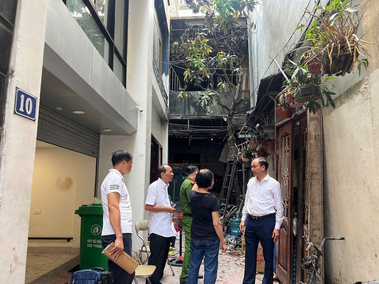 Lãnh đạo phường Tây Hồ thăm hỏi, động viên và trao quà hỗ trợ gia đình bị cháy nhà tại đường Lạc Long Quân- Ảnh 1.