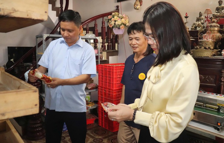 Xã Bát Tràng kiểm tra an toàn thực phẩm, chất lượng bánh trung thu- Ảnh 2.