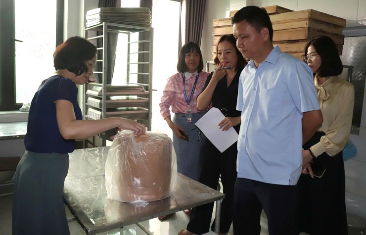 Xã Bát Tràng kiểm tra an toàn thực phẩm, chất lượng bánh trung thu- Ảnh 1.