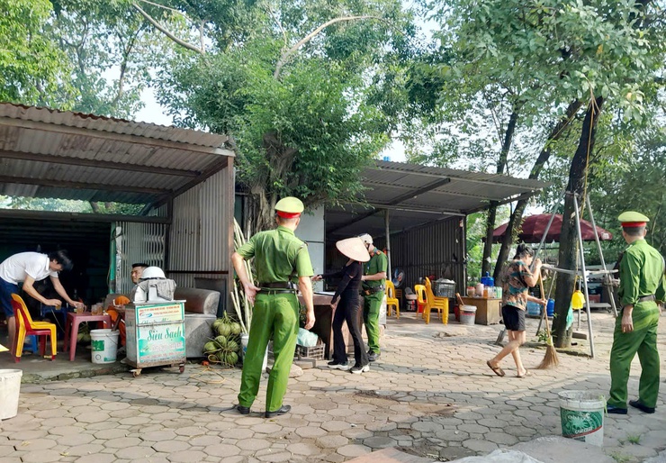 Quốc Oai ra quân cao điểm tổng kiểm tra, xử lý vi phạm trật tự đô thị, trật tự xây dựng và vệ sinh môi trường; giải tỏa chợ cóc, lập lại trật tự an toàn giao thông- Ảnh 2.