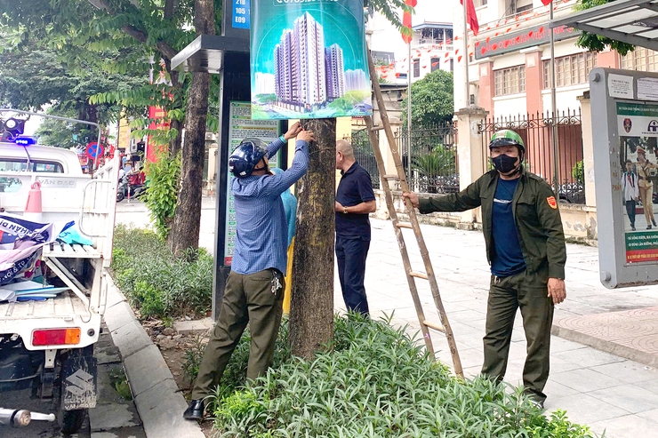 Phường Thanh Xuân ra quân bóc gỡ quảng cáo sai quy định- Ảnh 2.