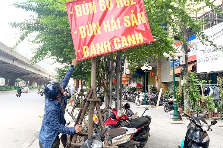 Phường Thanh Xuân ra quân bóc gỡ quảng cáo sai quy định- Ảnh 4.