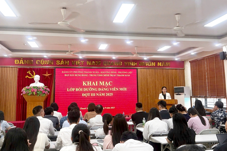 Khai mạc lớp bồi dưỡng lý luận chính trị dành cho đảng viên mới đợt III năm 2025- Ảnh 2.