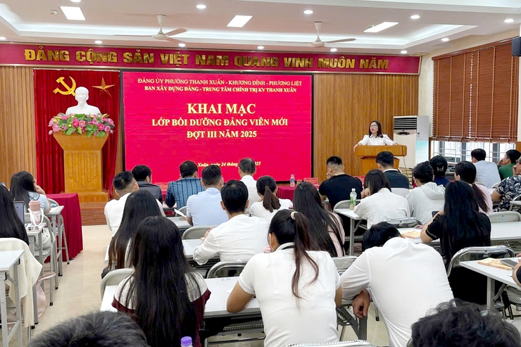 Khai mạc lớp bồi dưỡng lý luận chính trị dành cho đảng viên mới đợt III năm 2025- Ảnh 3.