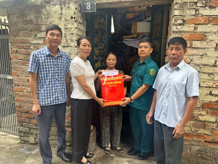 Ấm áp nghĩa tình: Phường Xuân Đỉnh trao quà cho các hộ gia đình khó khăn nhân dịp Quốc khánh 2/9
- Ảnh 1.