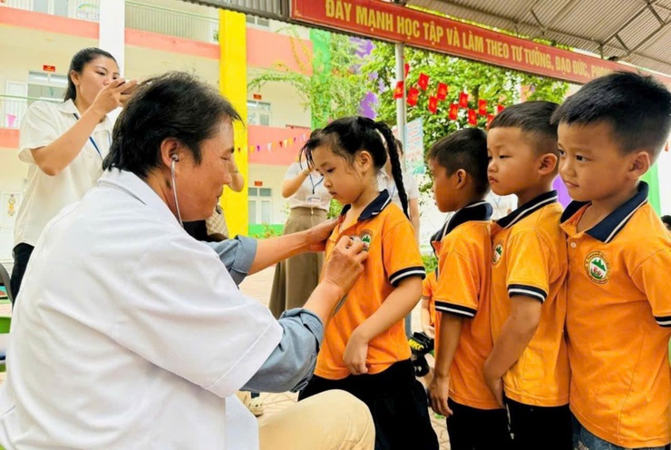 Bệnh viện Tim Hà Nội: Khám tim mạch miễn phí cho trẻ mầm non xã Tiên Phong, Hà Nội- Ảnh 1.