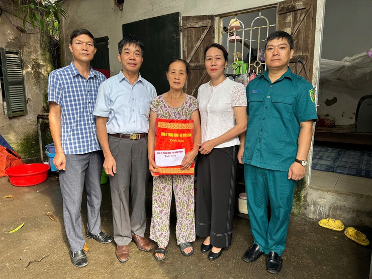 Ấm áp nghĩa tình: Phường Xuân Đỉnh trao quà cho các hộ gia đình khó khăn nhân dịp Quốc khánh 2/9
- Ảnh 2.