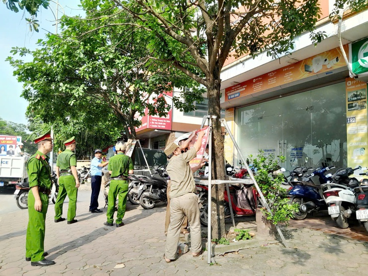 Quốc Oai ra quân cao điểm tổng kiểm tra, xử lý vi phạm trật tự đô thị, trật tự xây dựng và vệ sinh môi trường; giải tỏa chợ cóc, lập lại trật tự an toàn giao thông- Ảnh 3.