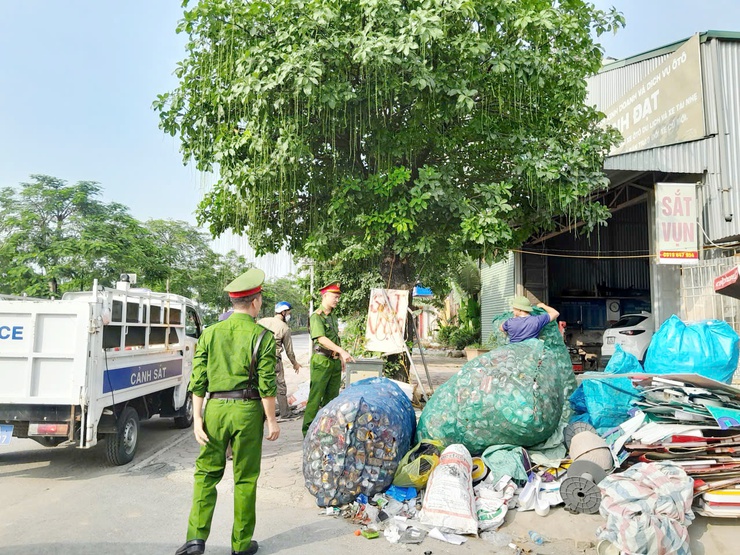 Quốc Oai ra quân cao điểm tổng kiểm tra, xử lý vi phạm trật tự đô thị, trật tự xây dựng và vệ sinh môi trường; giải tỏa chợ cóc, lập lại trật tự an toàn giao thông- Ảnh 4.