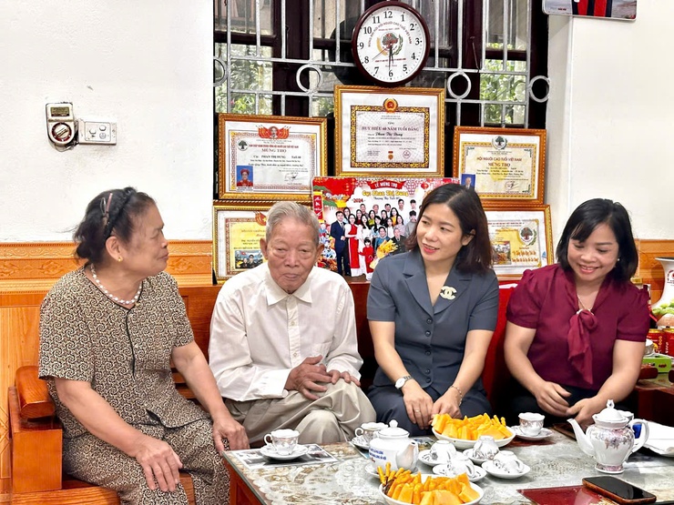 CHỦ TỊCH MTTQ VIỆT NAM XÃ SÓC SƠN THĂM, TẶNG QUÀ NGƯỜI CÓ CÔNG NHÂN KỶ NIỆM 80 NĂM CÁCH MẠNG THÁNG TÁM VÀ QUỐC KHÁNH 2/9- Ảnh 1.