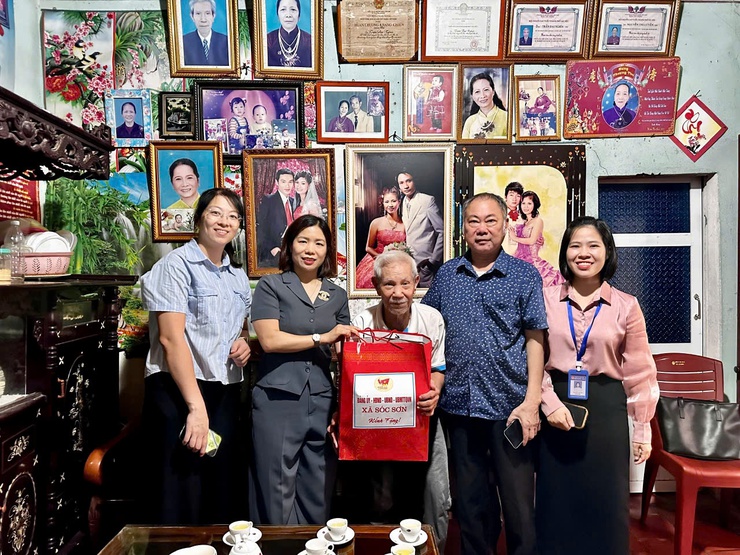 CHỦ TỊCH MTTQ VIỆT NAM XÃ SÓC SƠN THĂM, TẶNG QUÀ NGƯỜI CÓ CÔNG NHÂN KỶ NIỆM 80 NĂM CÁCH MẠNG THÁNG TÁM VÀ QUỐC KHÁNH 2/9- Ảnh 2.