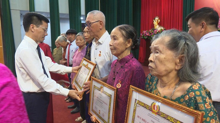 140 ĐẢNG VIÊN ĐẢNG BỘ XÃ SÓC SƠN ĐƯỢC TẶNG, TRUY TẶNG HUY HIỆU ĐẢNG ĐỢT 02/9/2025- Ảnh 8.