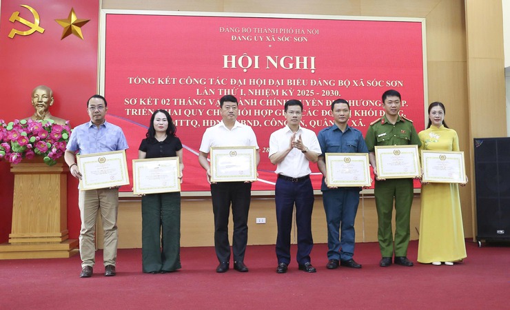 18 TẬP THỂ, 28 CÁ NHÂN ĐƯỢC KHEN THƯỞNG TRONG CÔNG TÁC PHỤC VỤ, CHUẨN BỊ ĐẠI HỘI ĐẠI BIỂU ĐẢNG BỘ XÃ SÓC SƠN LẦN THỨ I, NHIỆM KỲ 2025-2030- Ảnh 2.