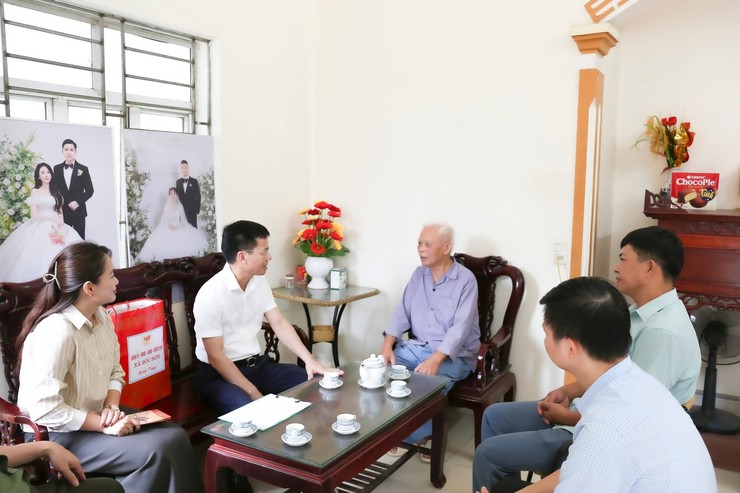 TUV, BÍ THƯ ĐẢNG ỦY, CHỦ TỊCH HĐND XÃ SÓC SƠN THĂM, TẶNG QUÀ GIA ĐÌNH NGƯỜI CÓ CÔNG NHÂN KỶ NIỆM 80 NĂM QUỐC KHÁNH 2/9- Ảnh 4.