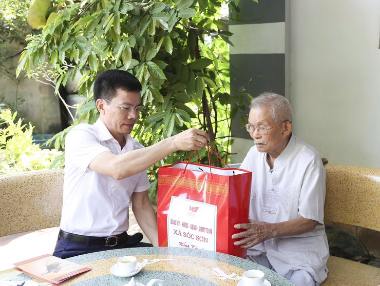 TUV, BÍ THƯ ĐẢNG ỦY, CHỦ TỊCH HĐND XÃ SÓC SƠN THĂM, TẶNG QUÀ GIA ĐÌNH NGƯỜI CÓ CÔNG NHÂN KỶ NIỆM 80 NĂM QUỐC KHÁNH 2/9- Ảnh 2.