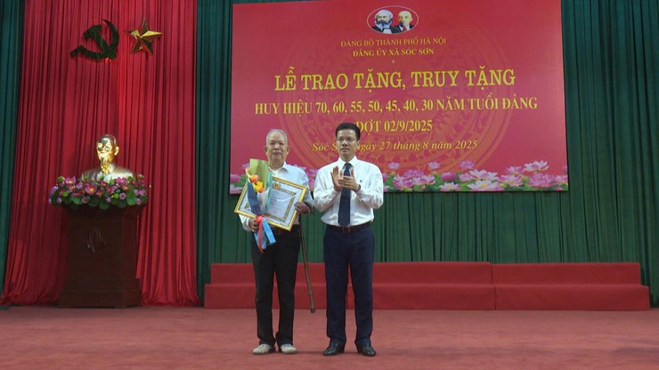 140 ĐẢNG VIÊN ĐẢNG BỘ XÃ SÓC SƠN ĐƯỢC TẶNG, TRUY TẶNG HUY HIỆU ĐẢNG ĐỢT 02/9/2025- Ảnh 1.