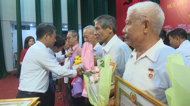 140 ĐẢNG VIÊN ĐẢNG BỘ XÃ SÓC SƠN ĐƯỢC TẶNG, TRUY TẶNG HUY HIỆU ĐẢNG ĐỢT 02/9/2025- Ảnh 9.