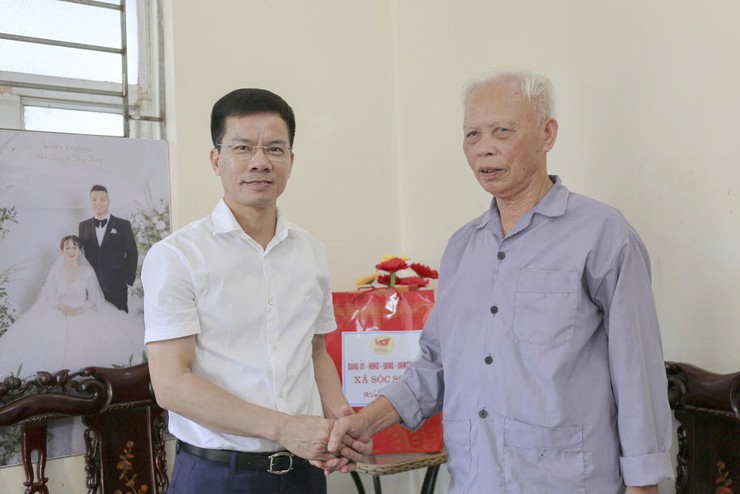 TUV, BÍ THƯ ĐẢNG ỦY, CHỦ TỊCH HĐND XÃ SÓC SƠN THĂM, TẶNG QUÀ GIA ĐÌNH NGƯỜI CÓ CÔNG NHÂN KỶ NIỆM 80 NĂM QUỐC KHÁNH 2/9- Ảnh 1.