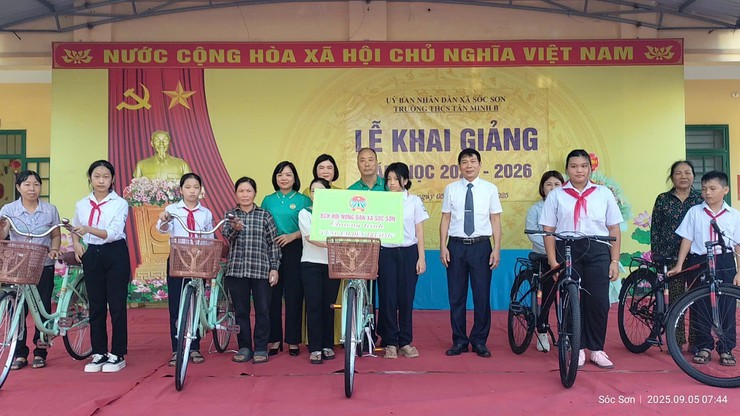 HỘI NÔNG DÂN XÃ SÓC SƠN TẶNG QUÀ CHO CÁC HỌC SINH CÓ HOÀN CẢNH KHÓ KHĂN TẠI TRƯỜNG THCS TÂN MINH B- Ảnh 1.