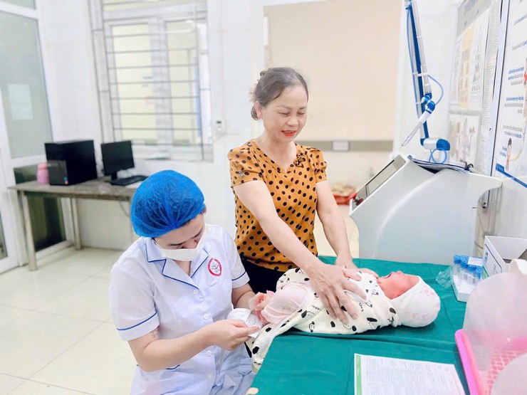 BVĐK Quốc Oai: Đổi mới thái độ, giao tiếp ứng xử hướng tới sự hài lòng của người bệnh- Ảnh 1.