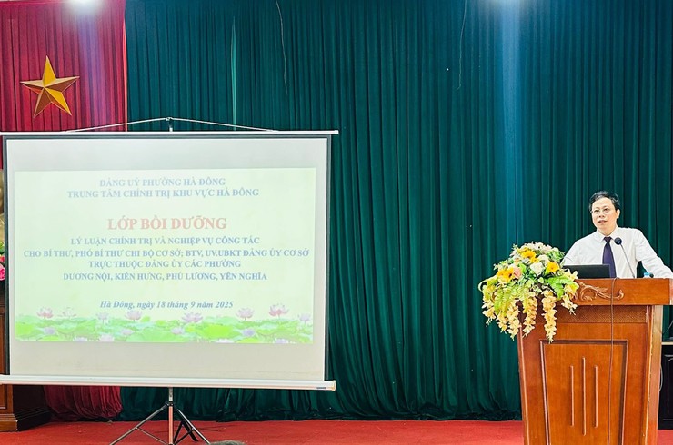 Khai giảng lớp bồi dưỡng LLCT và nghiệp vụ công tác Đảng cho cán bộ 4 phường Dương Nội, Kiến Hưng, Phú Lương, Yên Nghĩa- Ảnh 1.