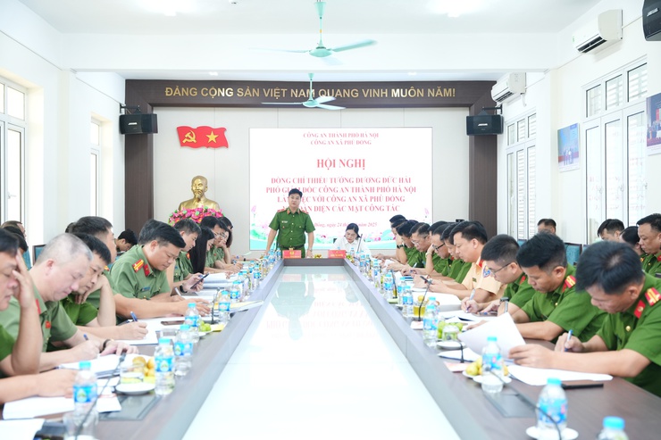 Thiếu tướng Dương Đức Hải, Phó Giám đốc Công an Thành phố Hà Nội làm việc với Công an xã Phù Đổng về toàn diện các mặt công tác.- Ảnh 1.