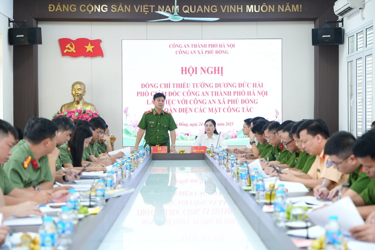 Thiếu tướng Dương Đức Hải, Phó Giám đốc Công an Thành phố Hà Nội làm việc với Công an xã Phù Đổng về toàn diện các mặt công tác.- Ảnh 4.